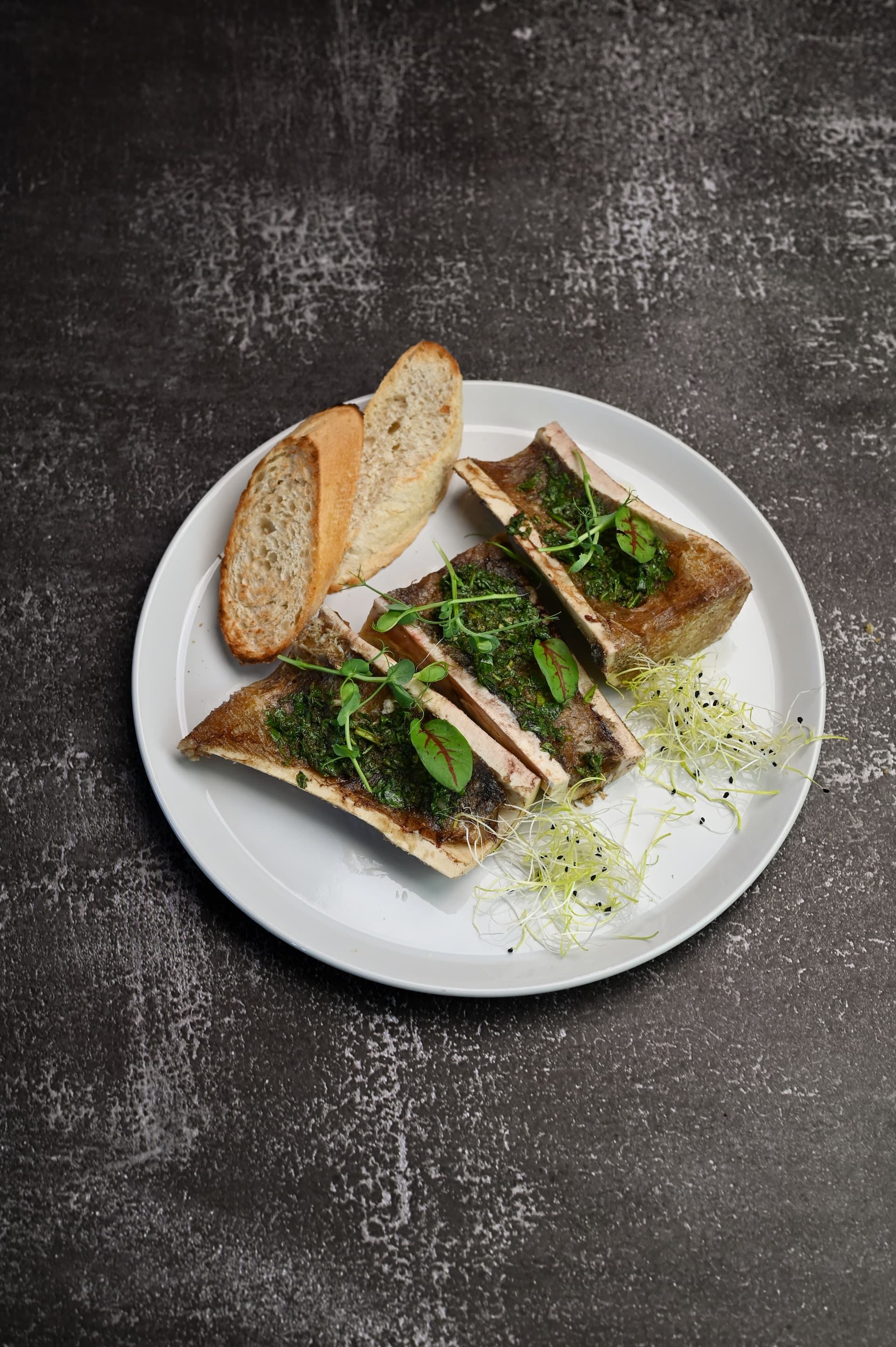 Gegrilltes Knochenmark mit Chimichurri und Toast