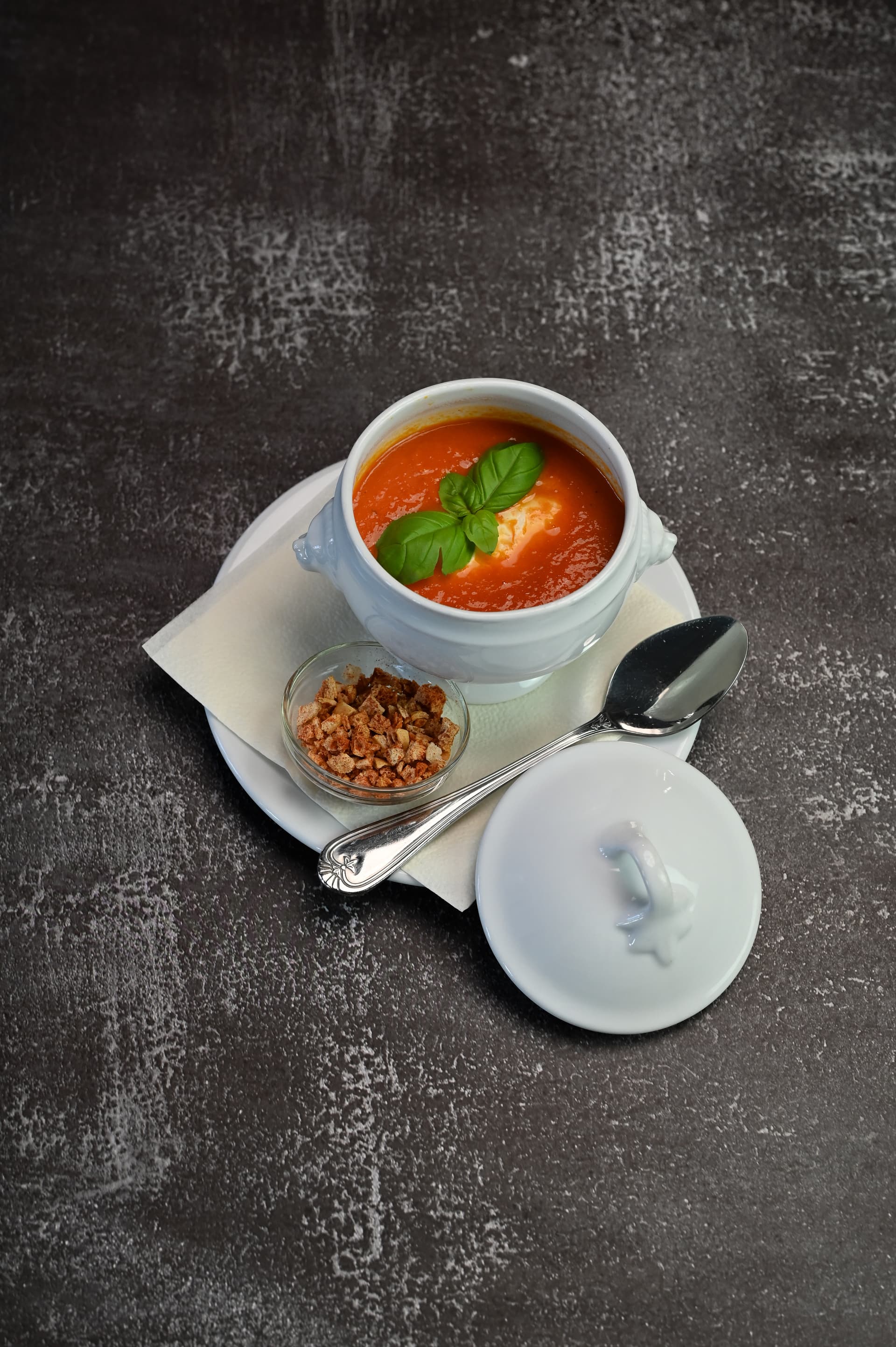 Tomatencremesuppe mit Mozzarella, Basilikum und Croutons