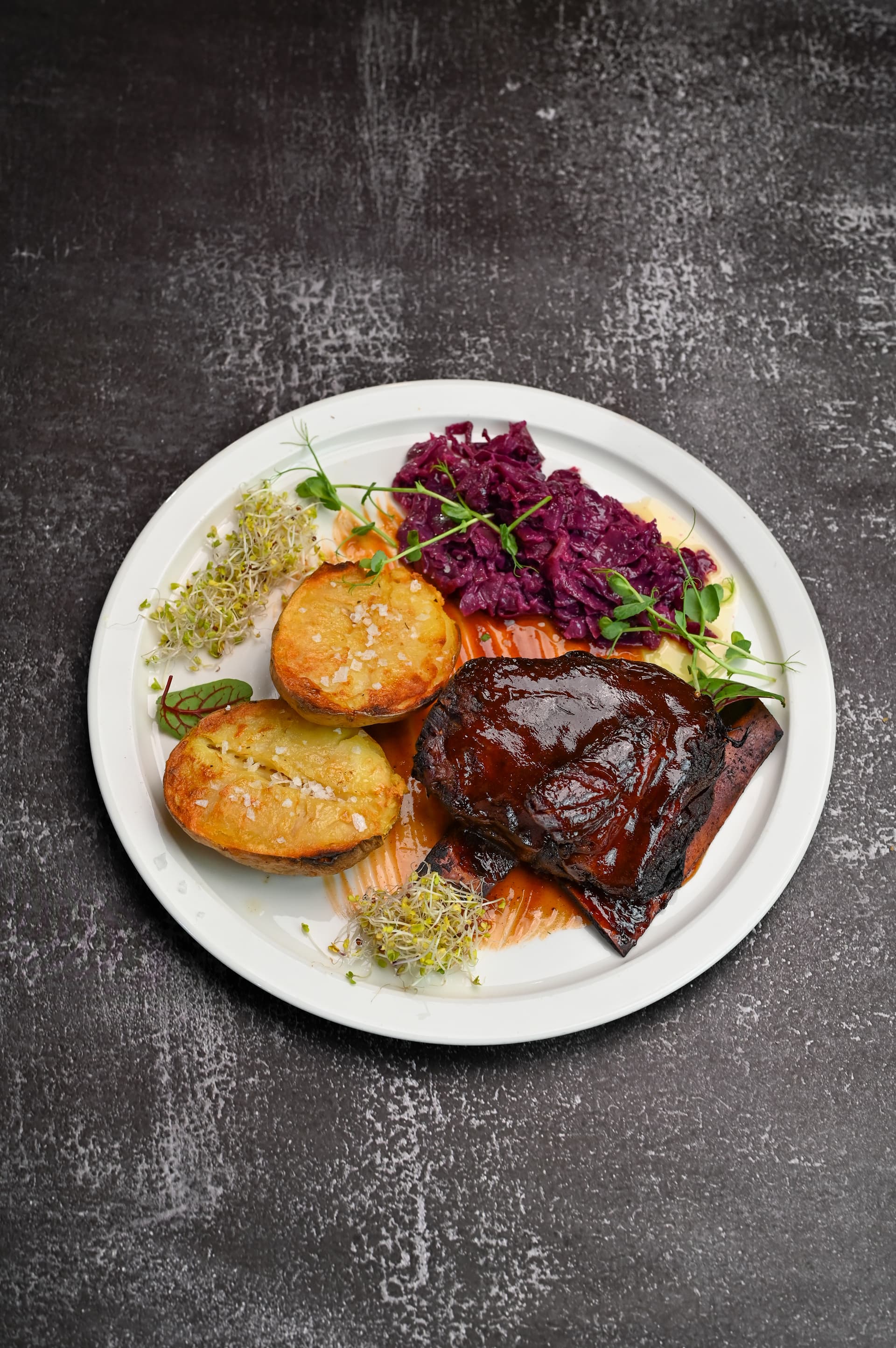 Gebratene BBQ-Rinderrippe