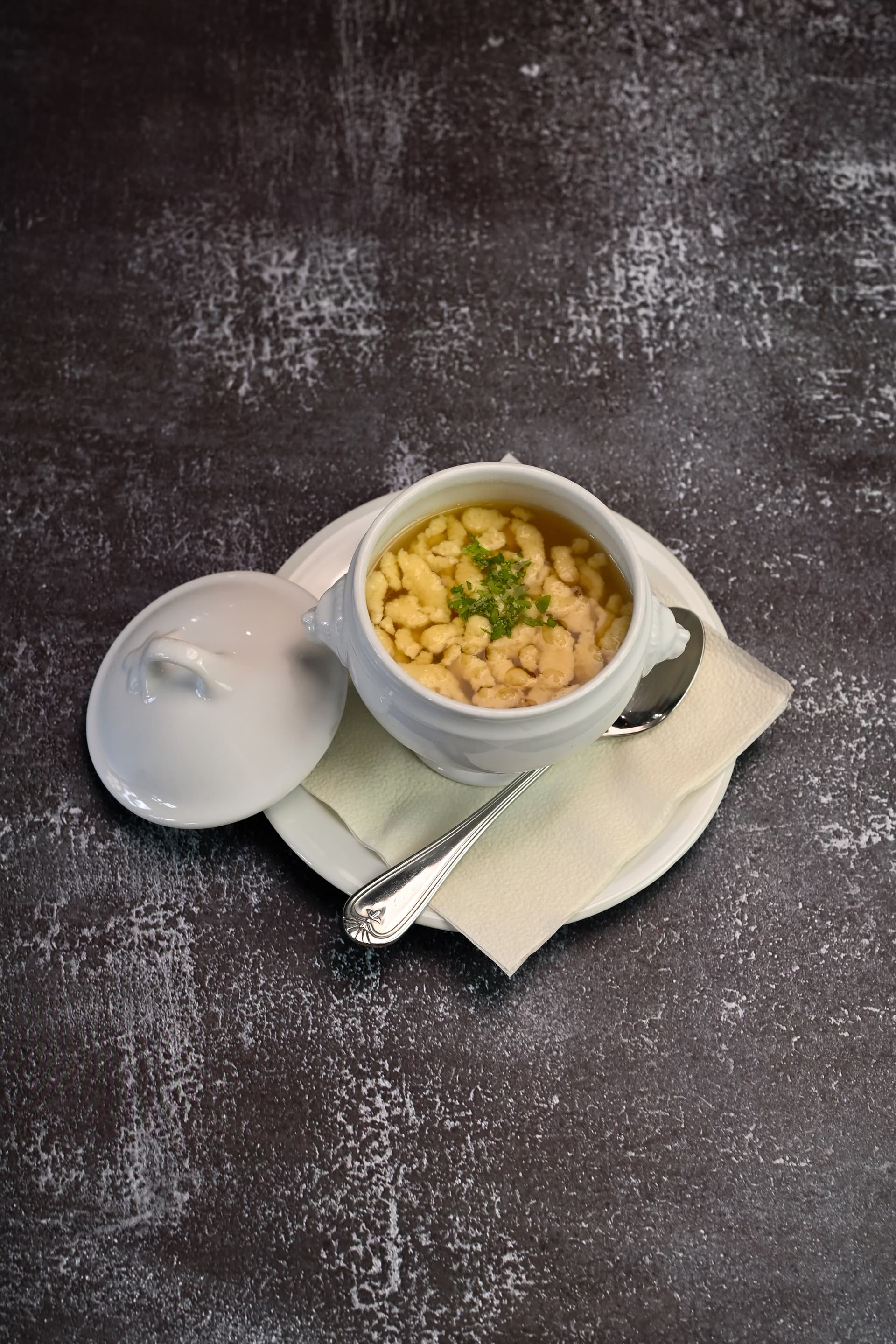 Hühnersuppe mit hausgemachten Nudeln