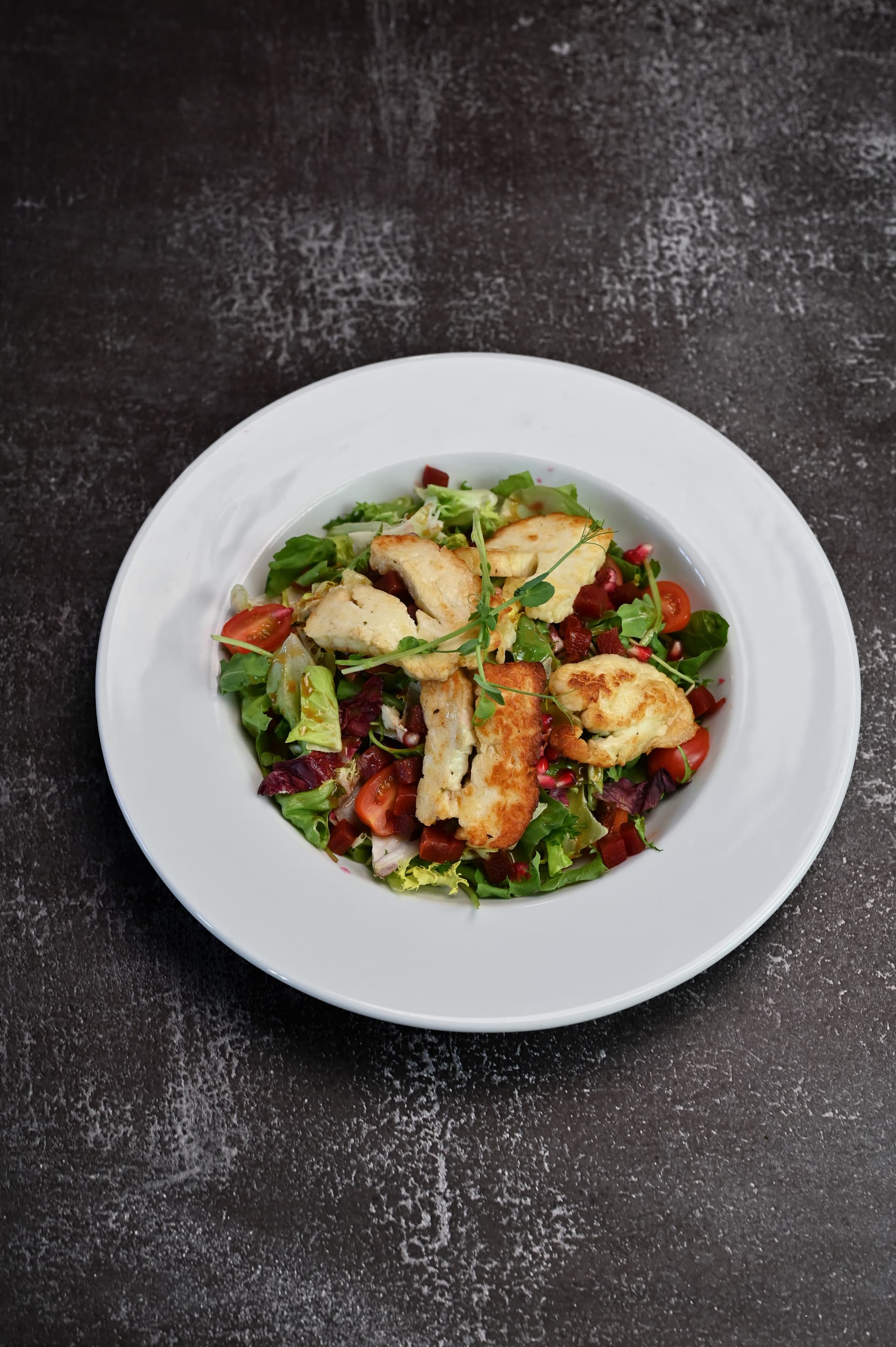 Salat mit Rote Bete und Halloumi-Käse